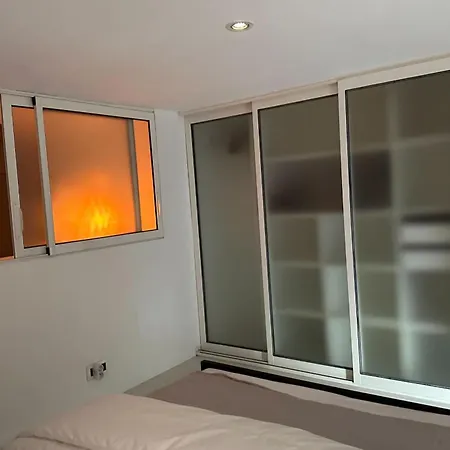 Spacious Duplex Near The Center Of 아파트 *