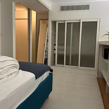 아파트 Spacious Duplex Near The Center Of *