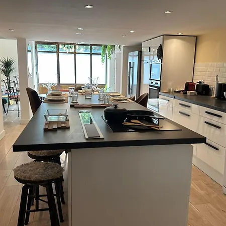 Spacious Duplex Near The Center Of דירה *