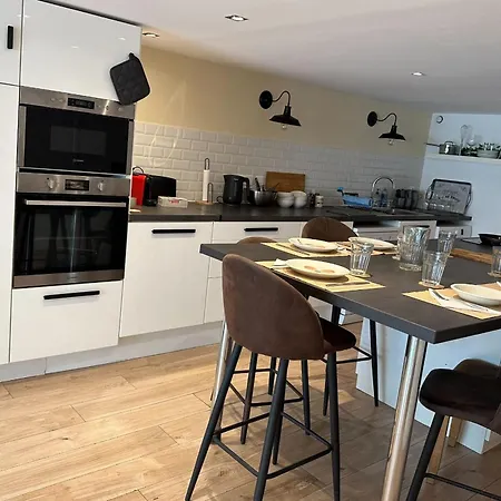 Spacious Duplex Near The Center Of דירה קאן