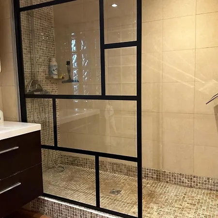 Spacious Duplex Near The Center Of *