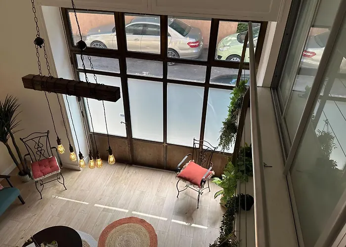 Spacious Duplex Near The Center Of *