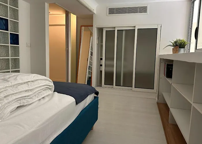 아파트 Spacious Duplex Near The Center Of *