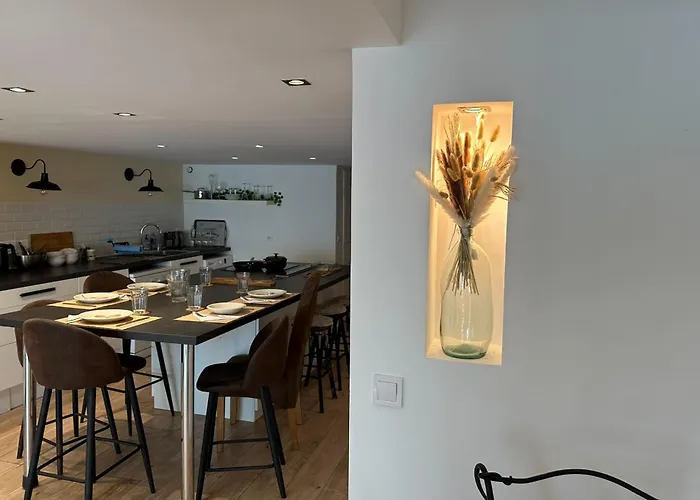 Spacious Duplex Near The Center Of *