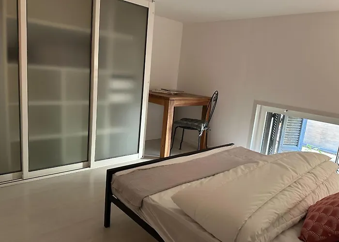 아파트 Spacious Duplex Near The Center Of *