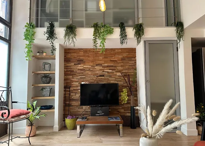 아파트 Spacious Duplex Near The Center Of *