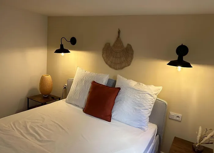 Spacious Duplex Near The Center Of 아파트