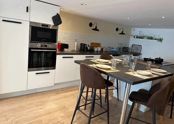 Spacious Duplex Near The Center Of 아파트 칸느