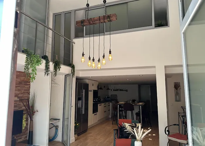 아파트 Spacious Duplex Near The Center Of *