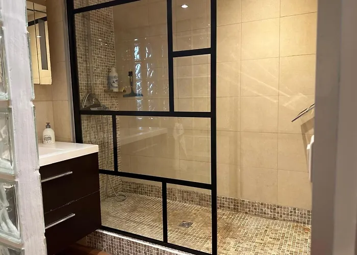 Spacious Duplex Near The Center Of *